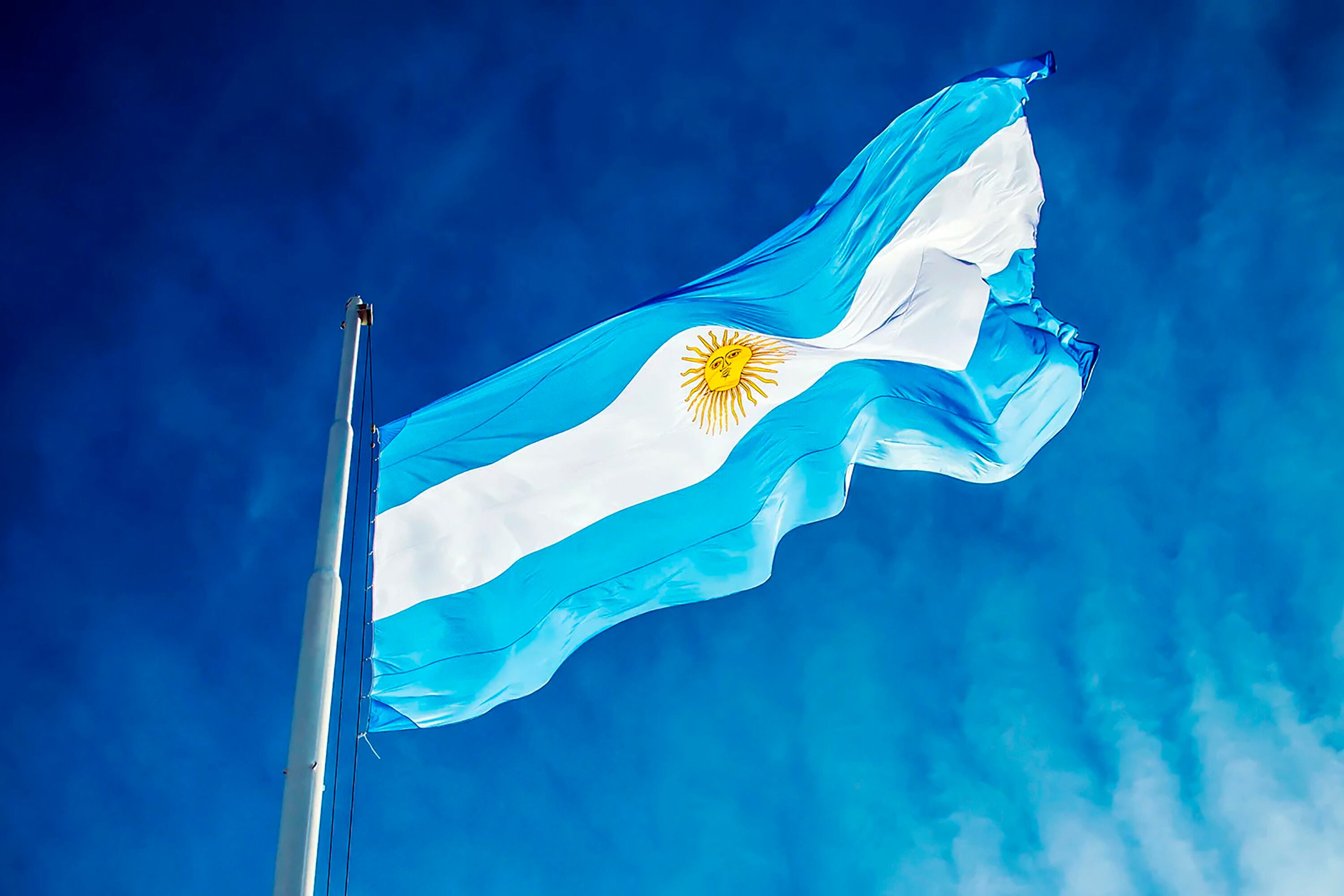 El liberalismo argentino se enfrenta a la contradicción de prometer libertad mientras socava las bases democráticas 