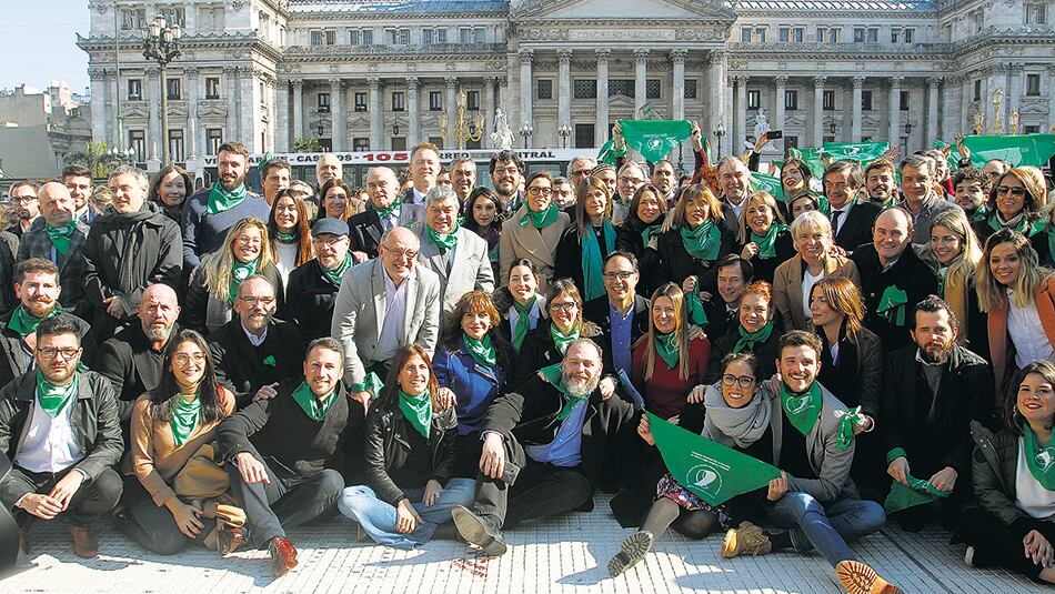 Frente al Congreso, para convencer a los diputados macristas que todavía dudan.