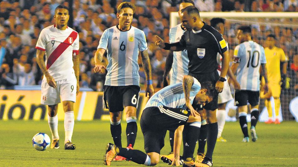 n Gago intentó seguir jugando, pero la grave lesión conspiró contra sus deseos.