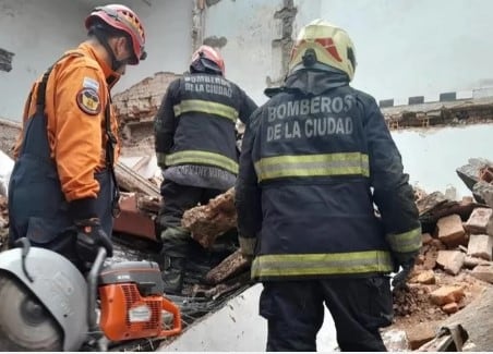 El incidente ocurrió minutos antes de las 13 y movilizó a los equipos de emergencia, que trabajan arduamente en el rescate de las víctimas
