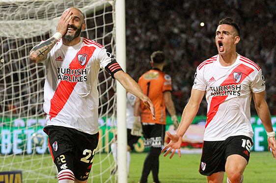Pinola festeja su gol, el primero del partido.