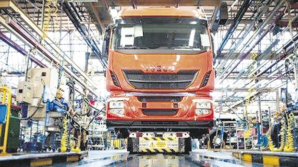 Iveco, la fábrica de camiones, eliminará días de trabajo en agosto para reducir stocks.