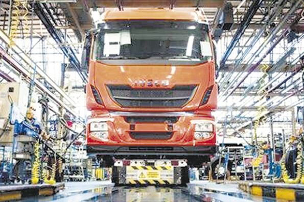 Iveco, la fábrica de camiones, eliminará días de trabajo en agosto para reducir stocks.