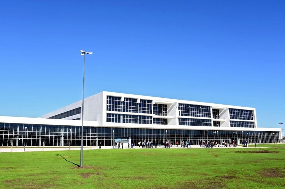 El edificio antes de ser vandalizado y sus aberturas robadas.