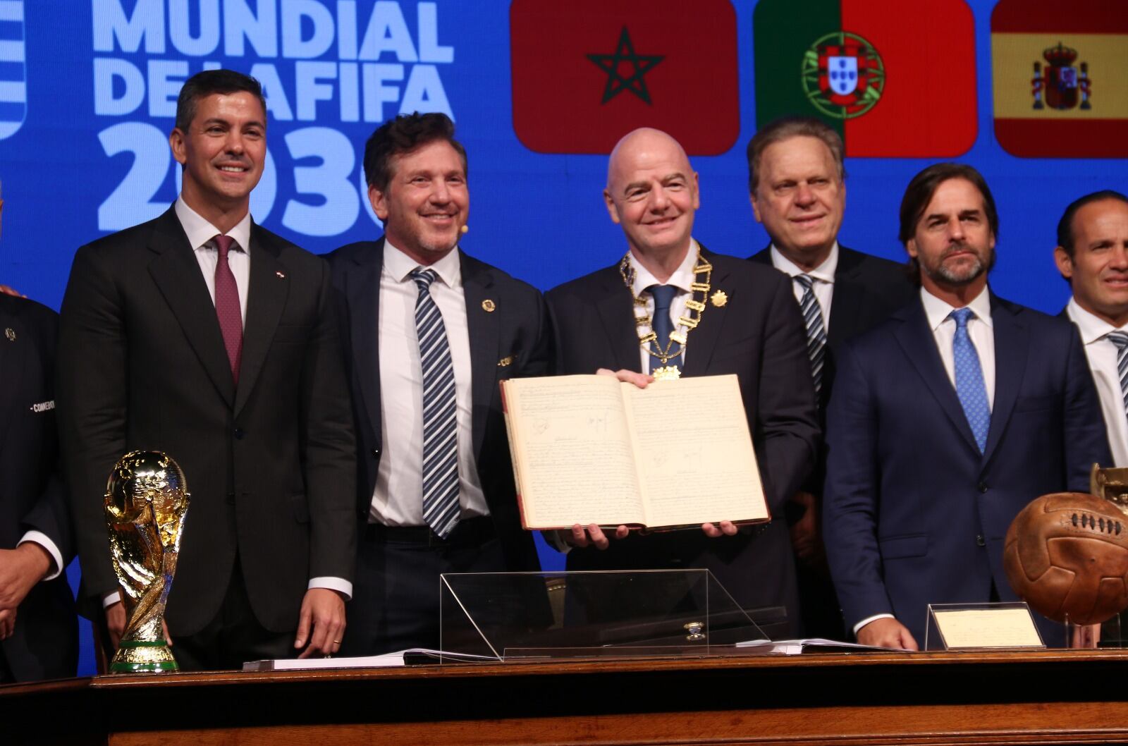 Infantino junto a Domínguez y los presidentes Peña y Lacalle Pou.