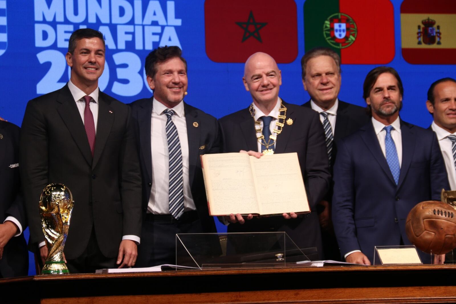 Infantino junto a Domínguez y los presidentes Peña y Lacalle Pou.