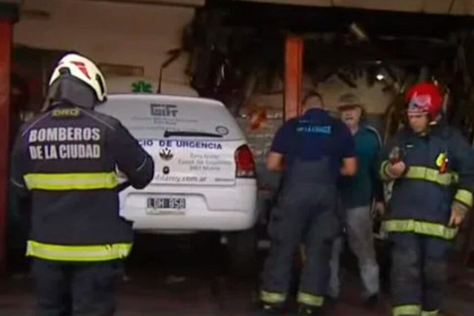 El olor a gas salía de un taller mecánico.