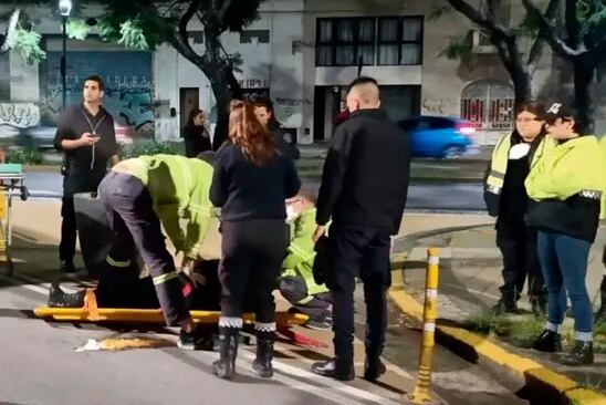 De acuerdo con el informe policial, el agente que se encontraba agarrado al capot salió despedido cuando el conductor dobló en una esquina.