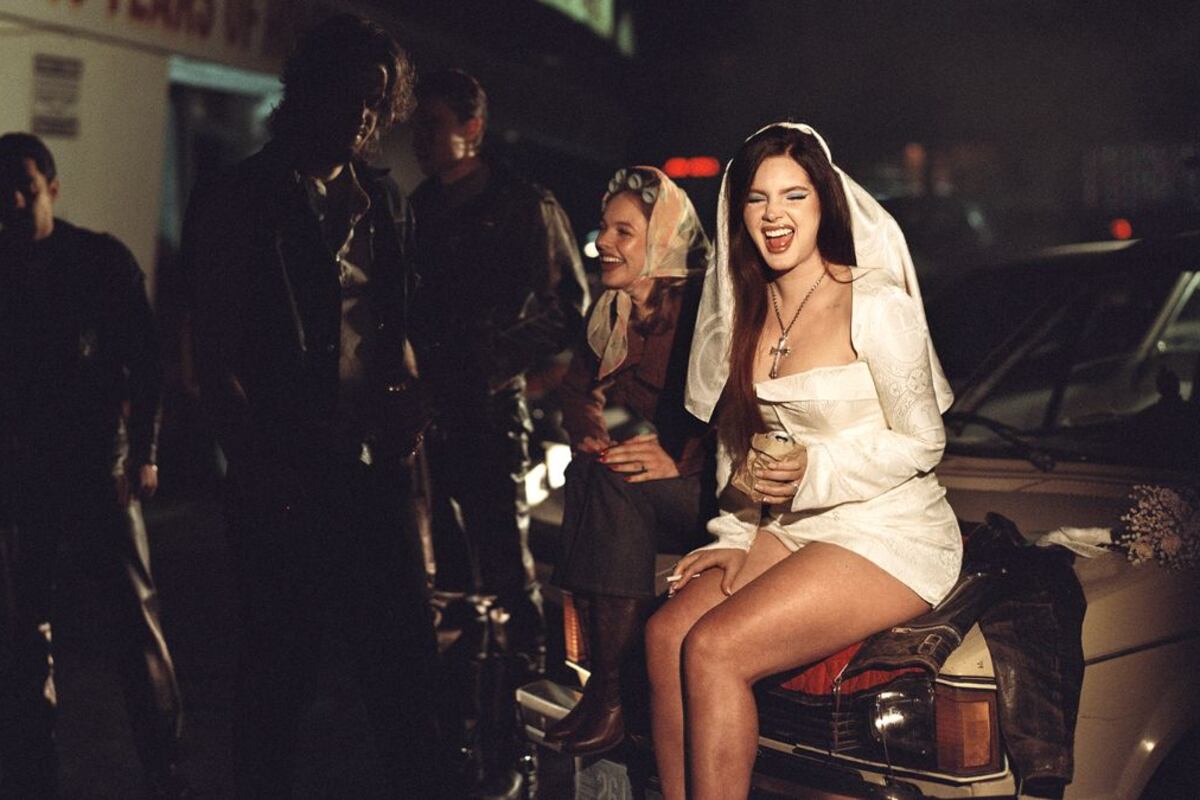 Ni santa ni puta, Lana del Rey es esa poeta maldita que sabe acompañar a las chicas tristes.