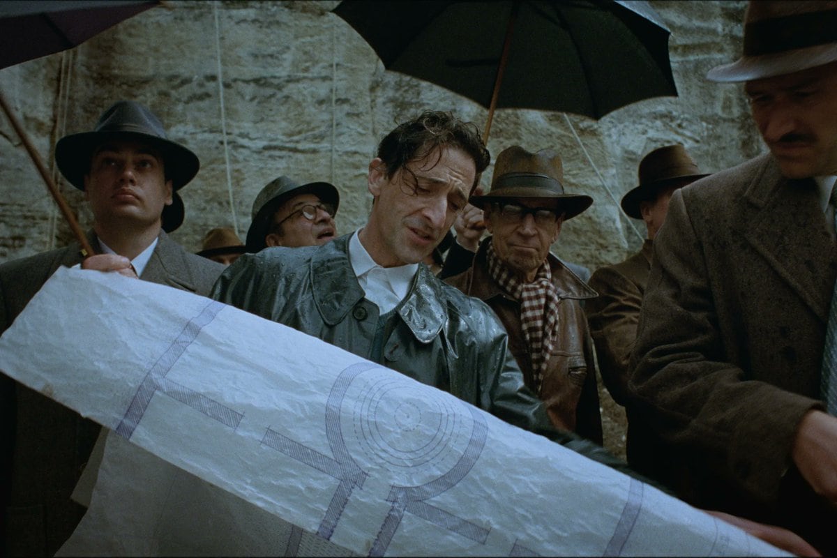 Adrien Brody como el arquitecto László Tóth, sufriendo por su "opus magnum".