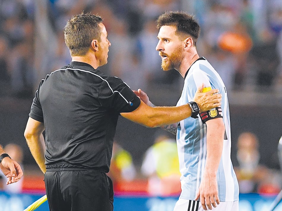 Messi, en el Monumental. Los árbitros no informaron el episodio, registrado por las cámaras de TV.