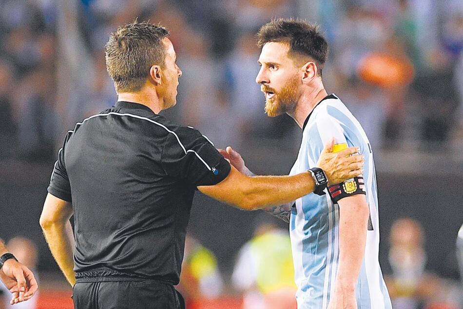 Messi, en el Monumental. Los árbitros no informaron el episodio, registrado por las cámaras de TV.