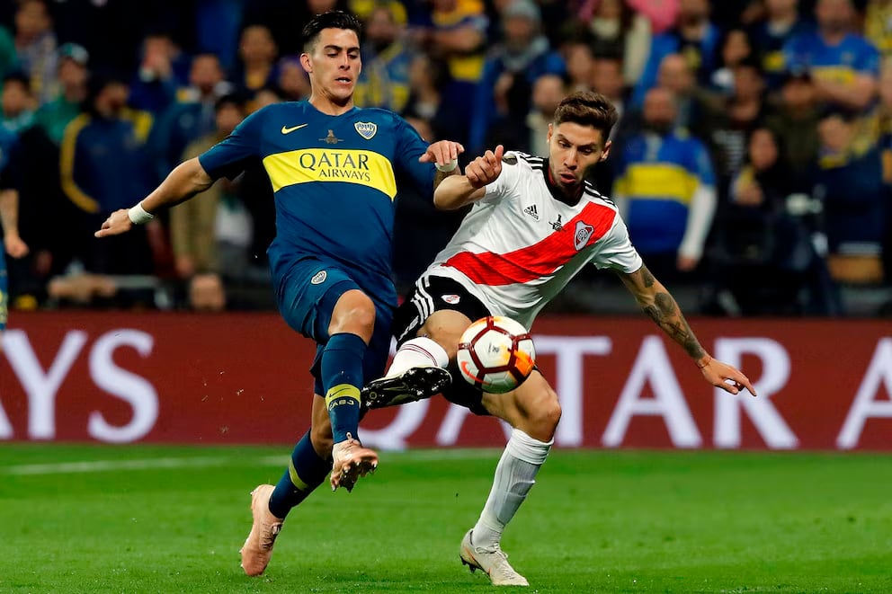 Pavón y Montiel pelean el balón en la gran final de Madrid