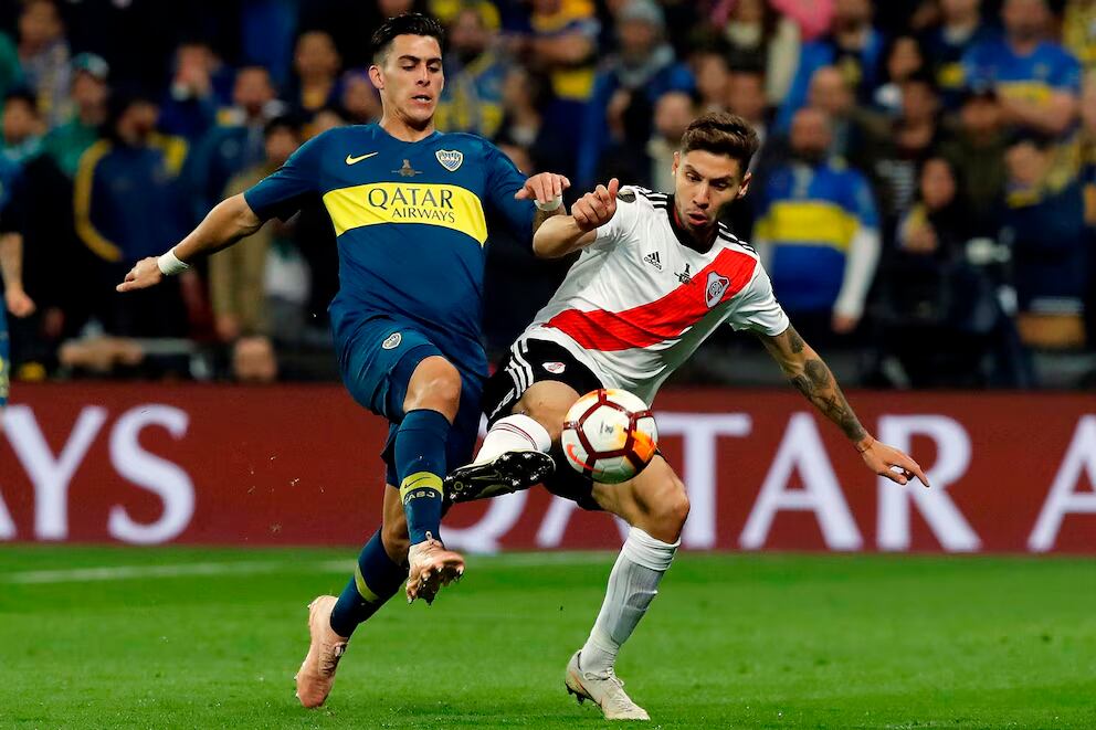 Pavón y Montiel pelean el balón en la gran final de Madrid