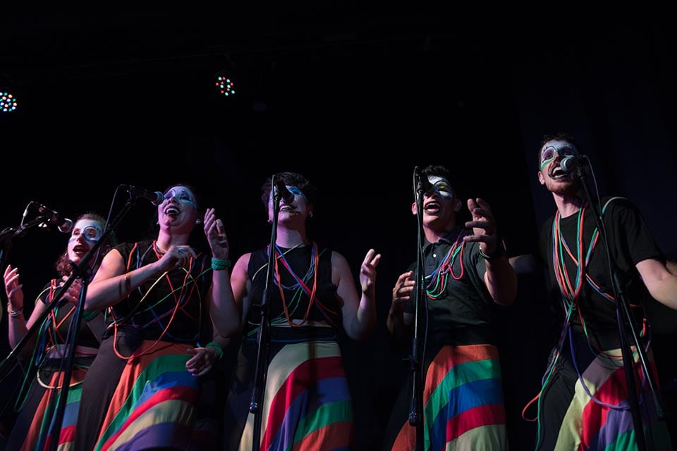 Les Grilles del Bidet son 16 integrantes que cantan, actúan, cosen y maquillan.