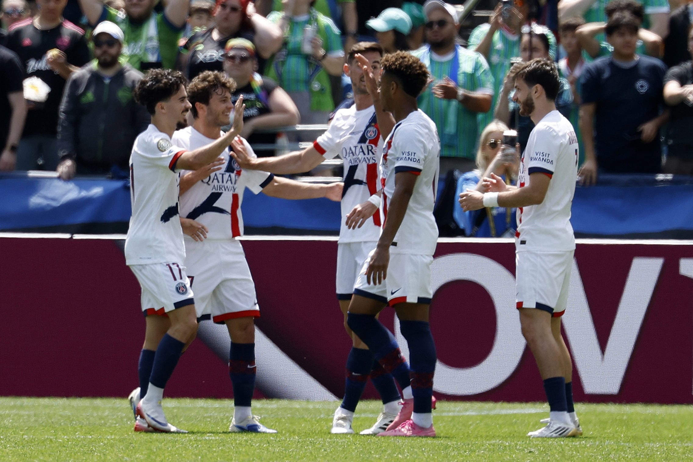 Kvaratskhelia festeja con sus compañeros el primero del PSG