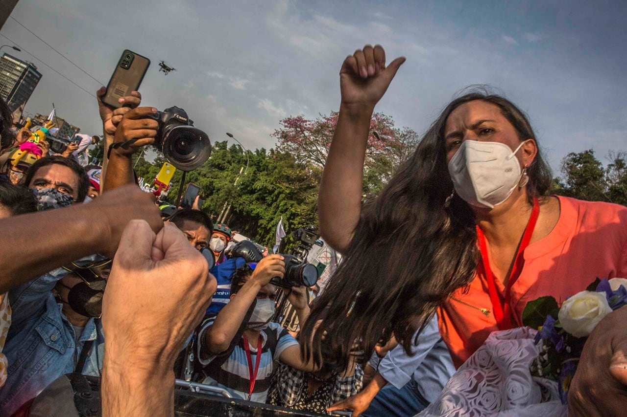La candidata presidencial de Juntos por el Perú, Verónika Mendoza, saluda durante un encuentro con jóvenes en Lima .