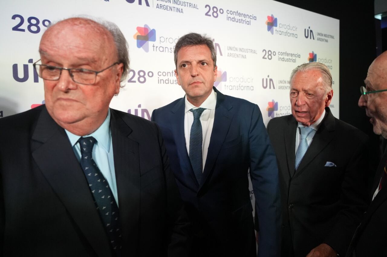 El ministro de Economía junto a De Mendiguren y Funes, en la convención de la UIA