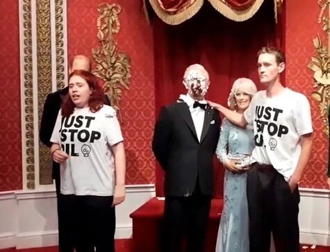 Tortazo contra la estatua del rey Carlos III, la nueva acción de Just Stop Oil. Imagen: EFE.