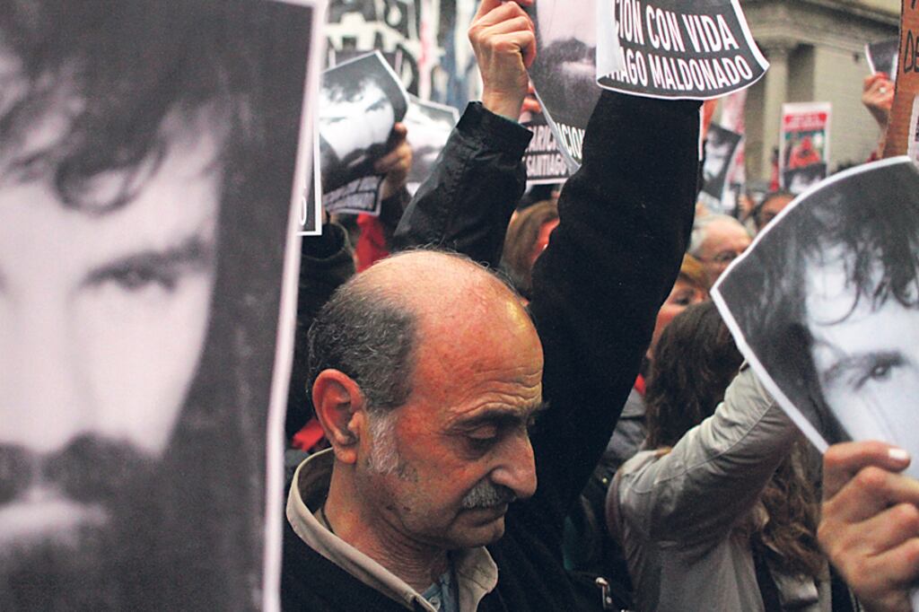 En su informe al Gobierno la fiscalía omitió diversos elementos que comprometen a los gendarmes.