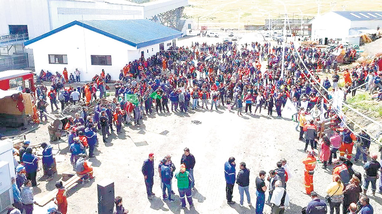 Reunidos en boca de mina 5, los trabajadores votaron en asamblea la toma pacífica de las instalaciones.