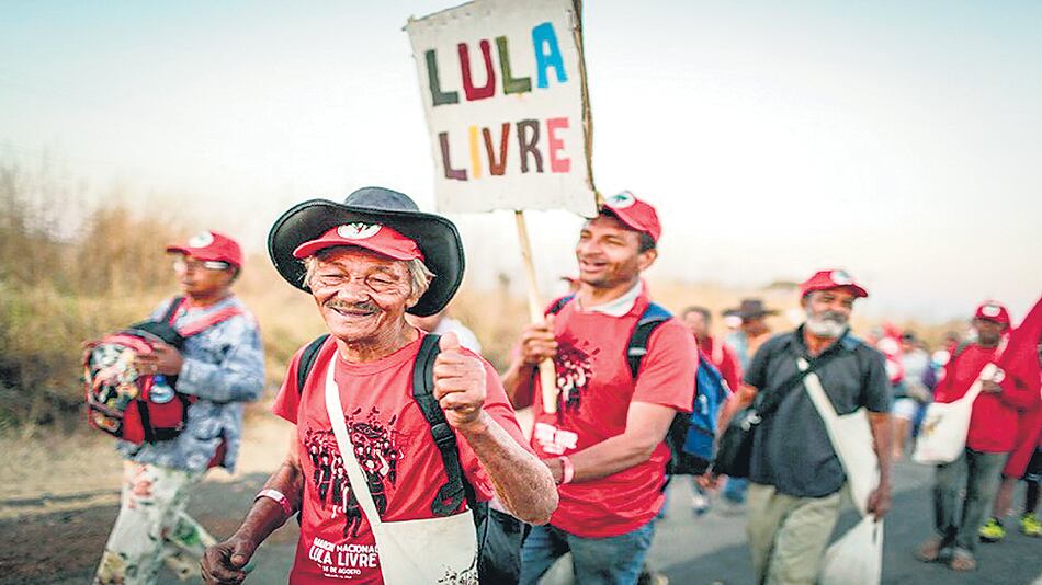 En Brasilia, tres rutas nacionales fueron ocupadas ayer por las caravanas de los campesinos sin tierra.