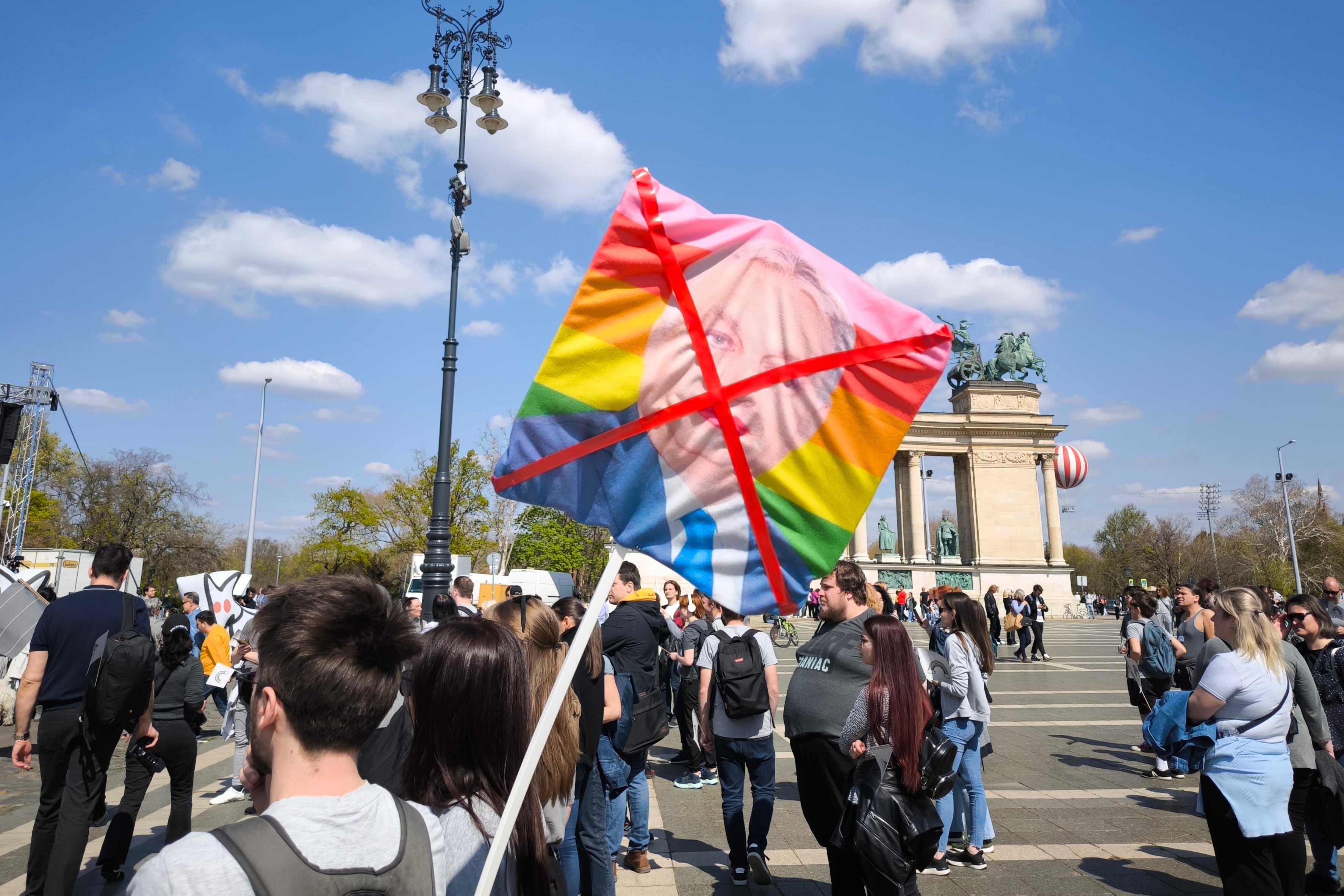 Miles de húngaros se manifestaron con humor en las calles de Budapest contra la prohibición.