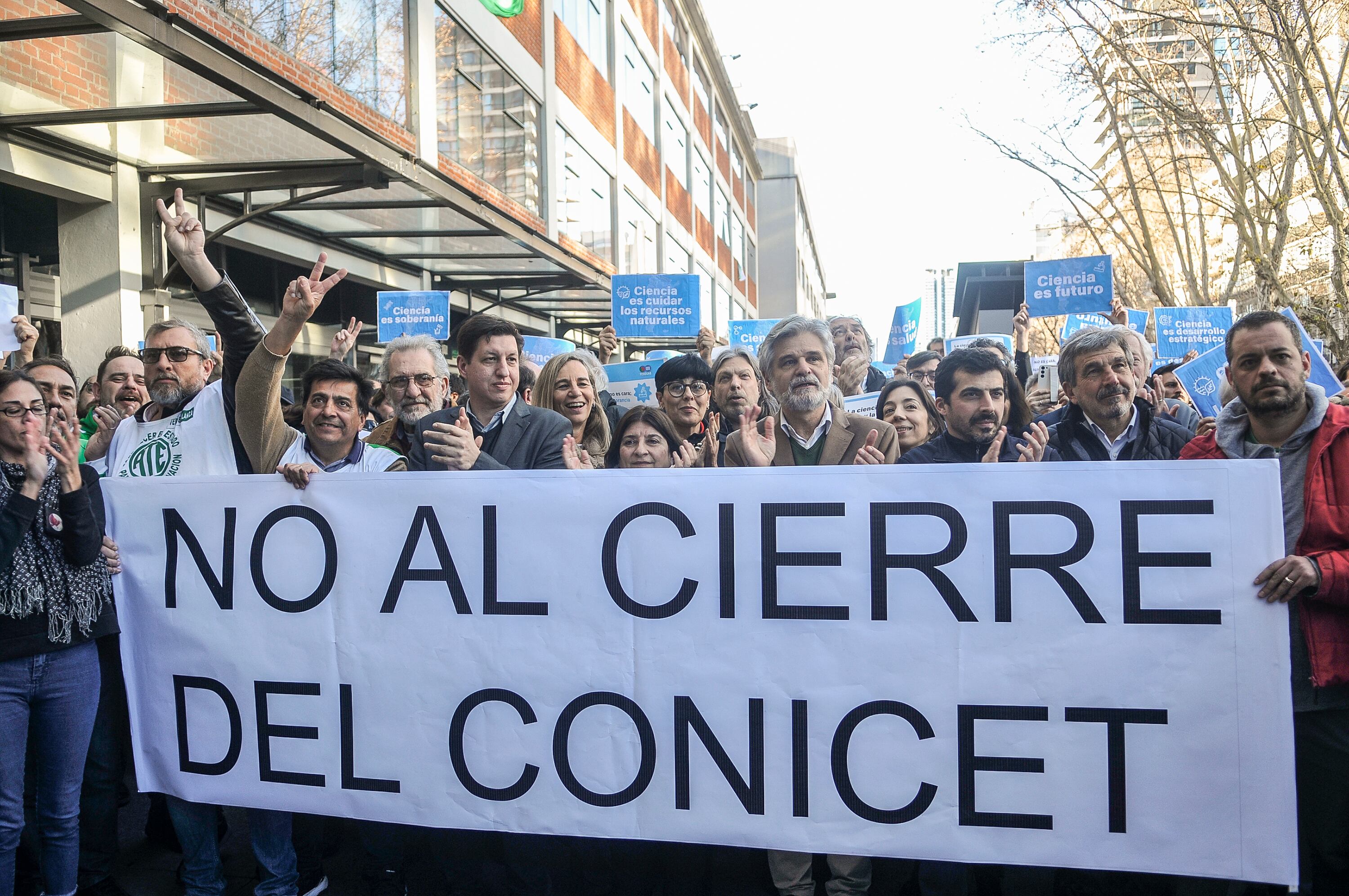 Como en el macrismo, la explanada del Ministerio de Ciencia y Tecnología volvió a ser lugar de protestas.