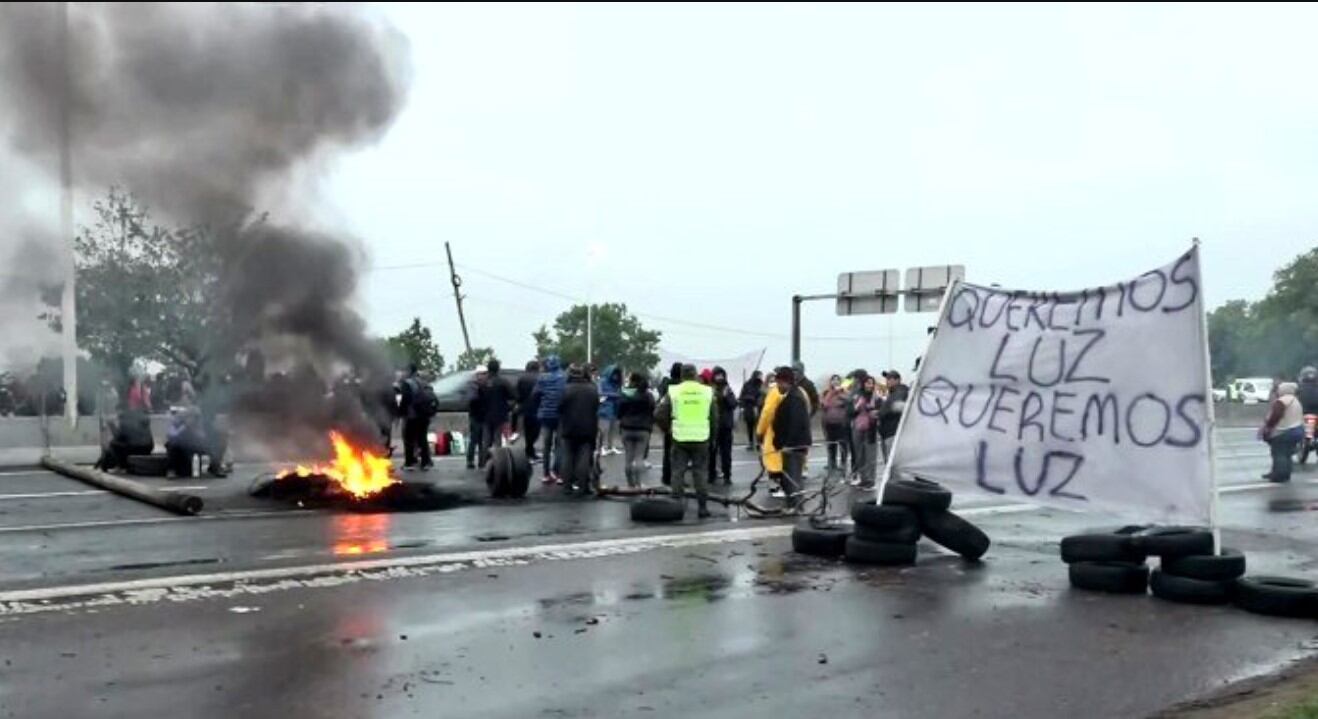 Vecinos cortan la autopista Riccheri. Imagen: @solotransito.