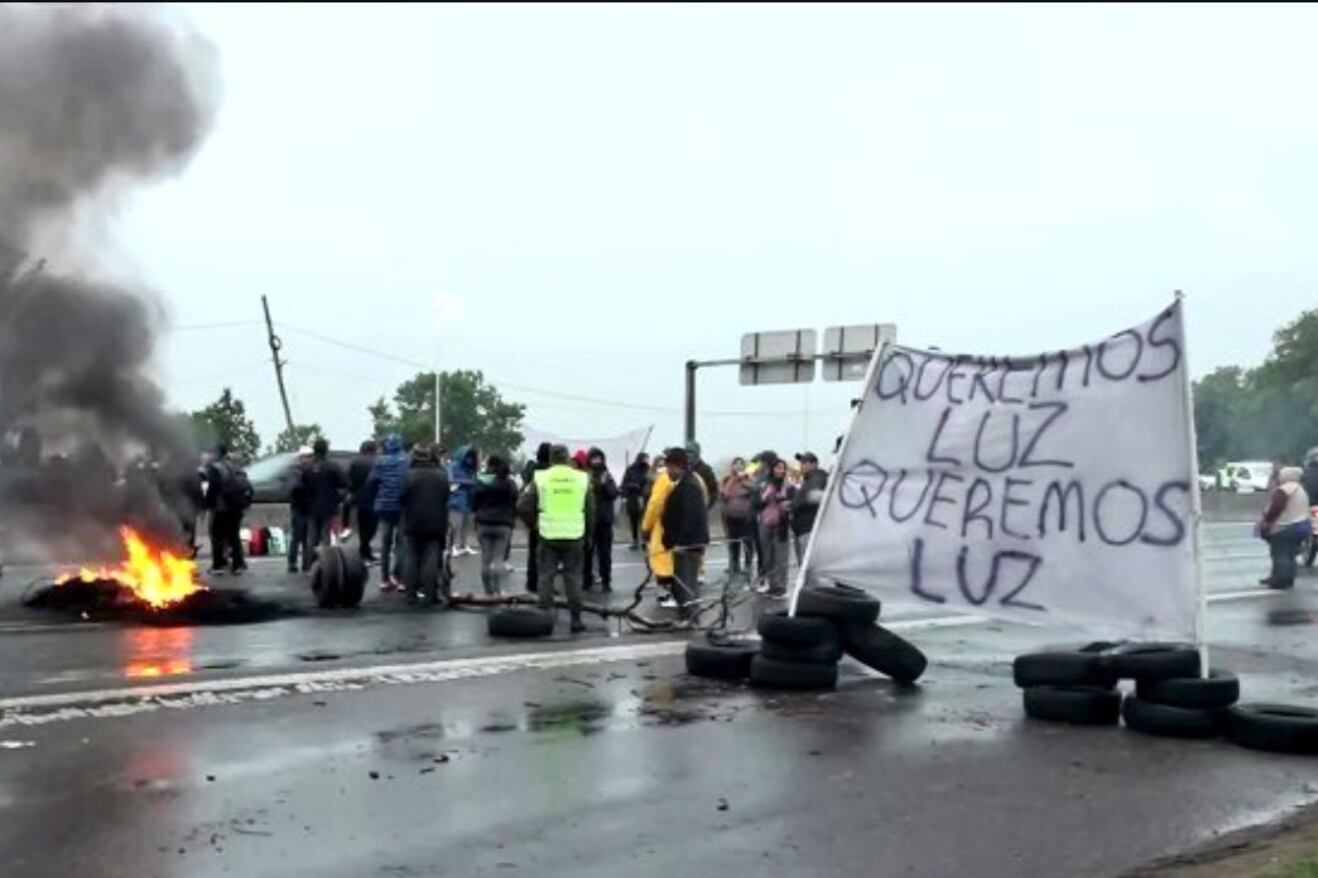 Vecinos cortan la autopista Riccheri. Imagen: @solotransito.
