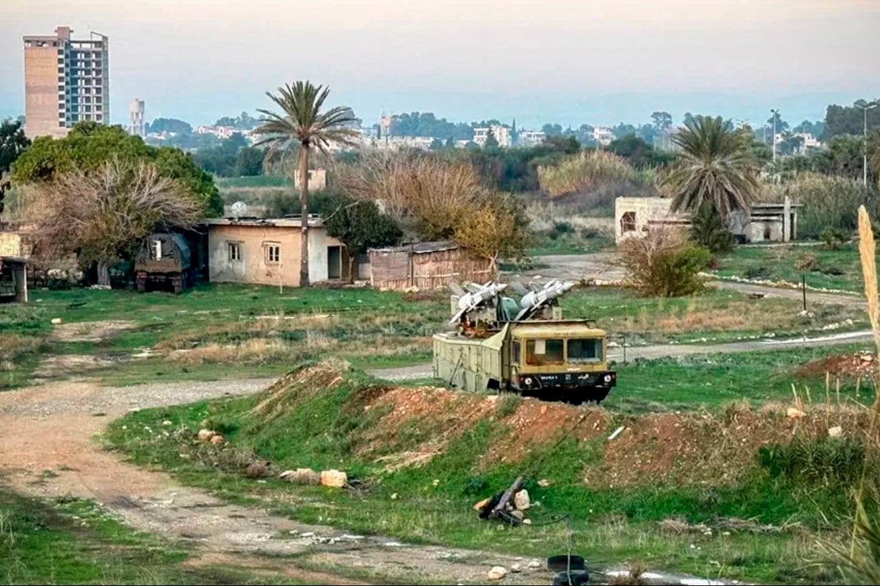 Una unidad de misiles antiaéreos en un cuartel militar abandonado en Latakia, Siria. 