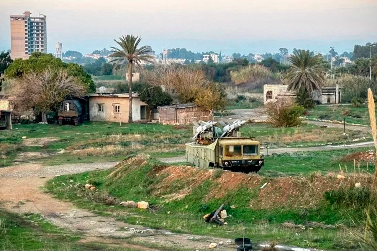 Una unidad de misiles antiaéreos en un cuartel militar abandonado en Latakia, Siria.