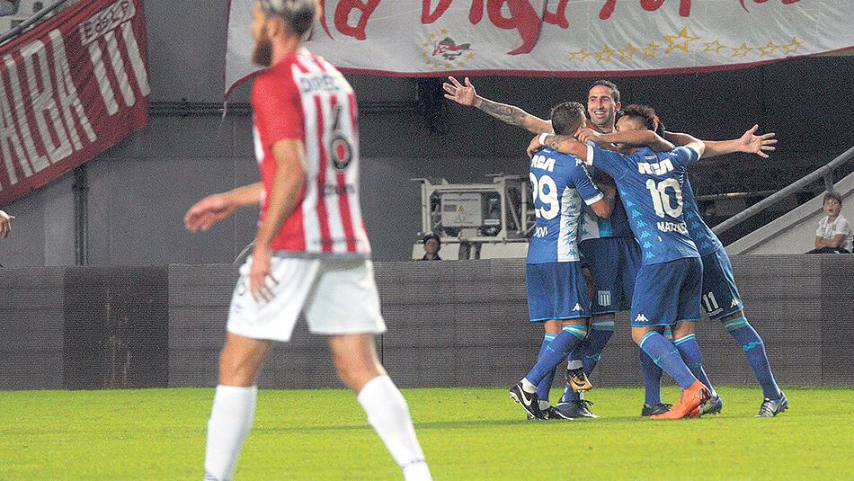 Todo Racing abraza a Donatti, quien aseguró el resultado con su gol de tiro libre. Fue el sexto tanto del defensor en diecisiete partidos.
