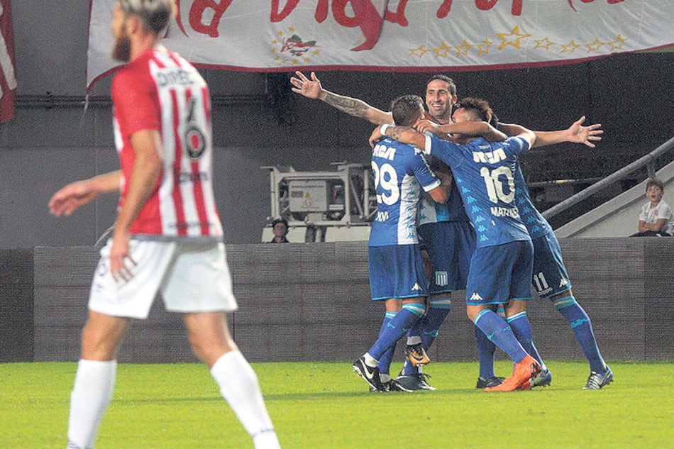 Todo Racing abraza a Donatti, quien aseguró el resultado con su gol de tiro libre. Fue el sexto tanto del defensor en diecisiete partidos.