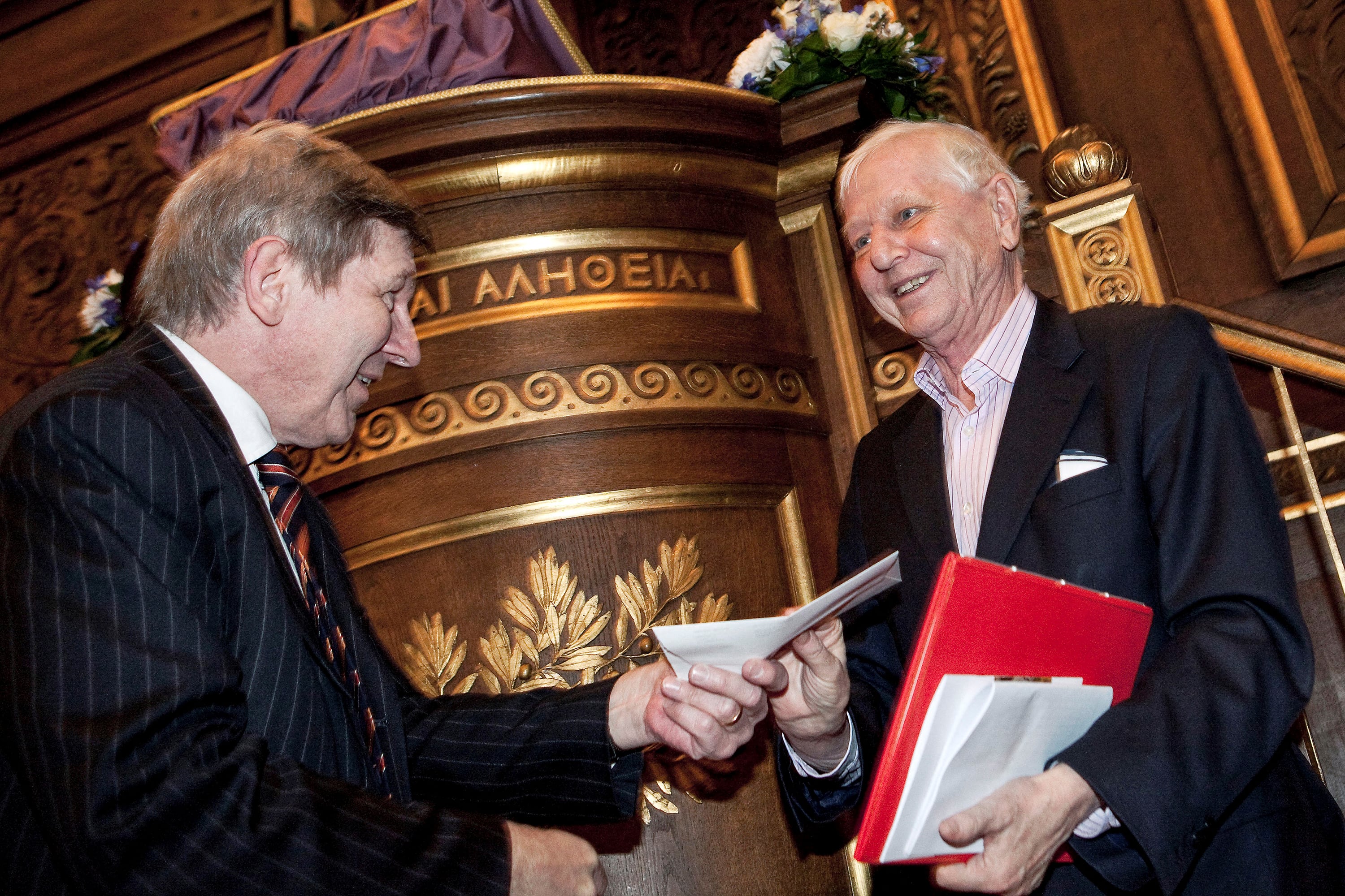 Enzensberger recibiendo un premio en 2010.