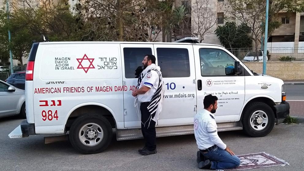 En Tel Aviv, un enfermero judío reza hacia Jerusalén, mientras su compañero musulmán reza hacia La Meca.