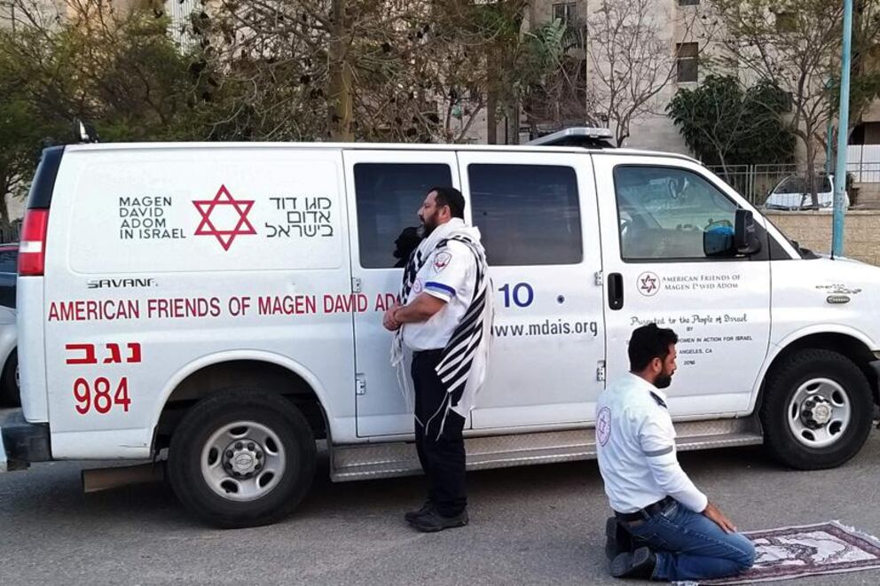 En Tel Aviv, un enfermero judío reza hacia Jerusalén, mientras su compañero musulmán reza hacia La Meca.