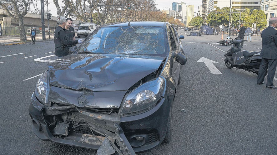 El Renault Sandero muestra la violencia del golpe.