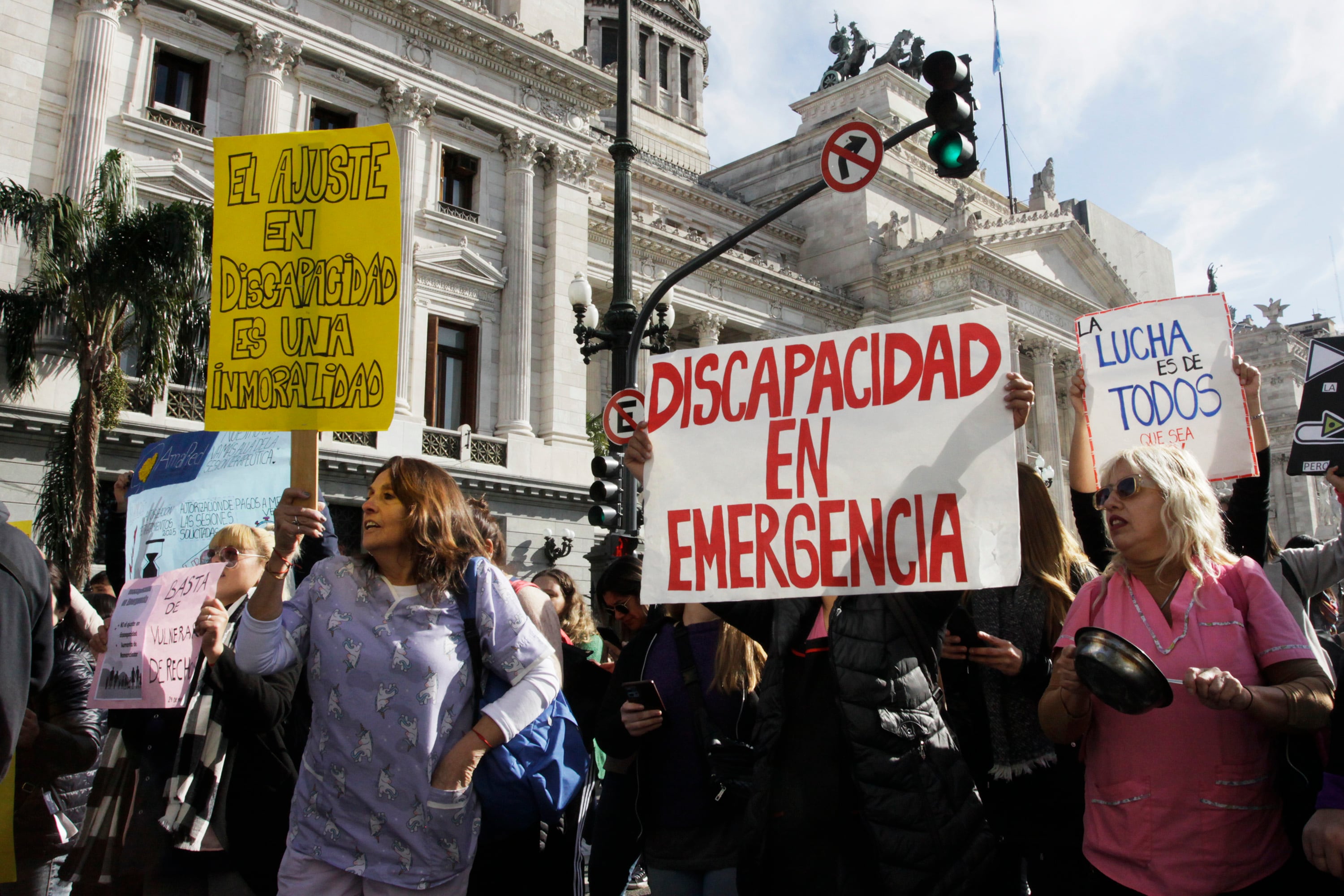 Miles de personas apoyaron la sanción de la ley de emergencia en discapacidad frente al Congreso y en todo el país.