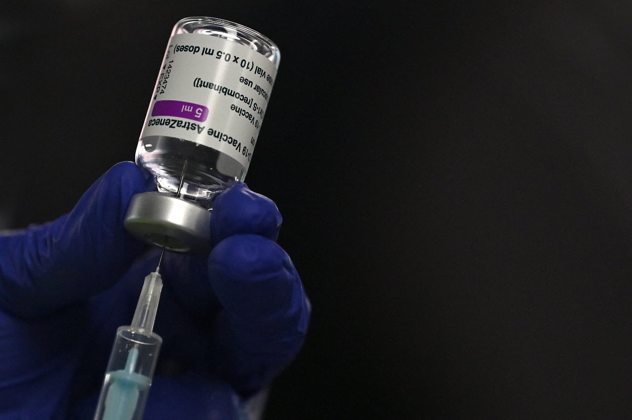 La vacuna de AstraZeneca es la más barata y la más fácil de transportar.
