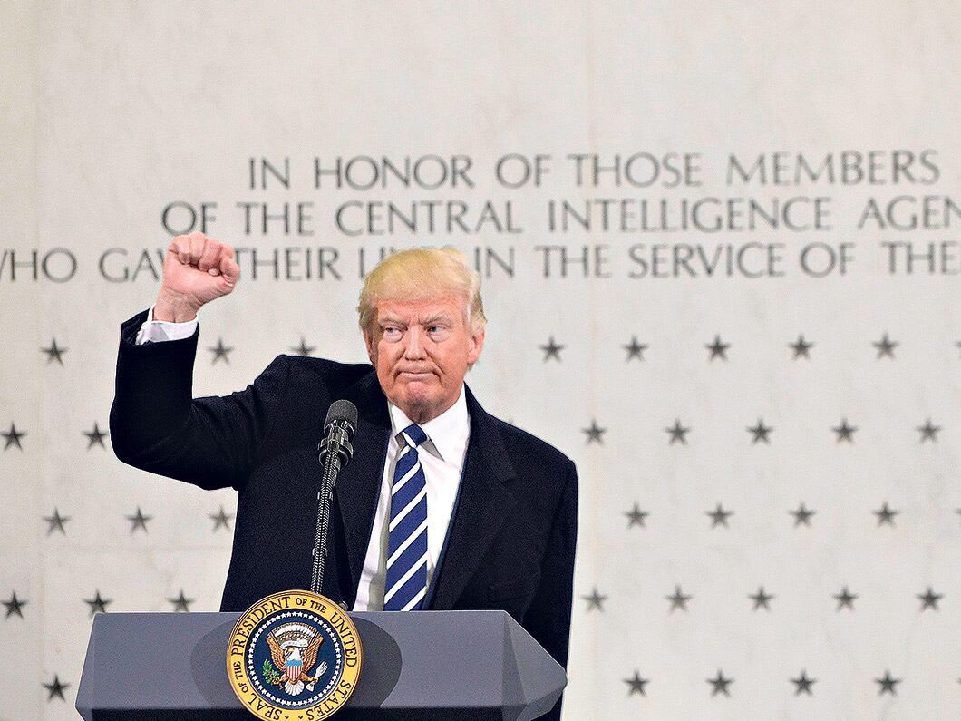 En su primer día como presidente, Trump visitó la sede de la CIA en busca de recomponer la relación con los servicios después de la campaña.