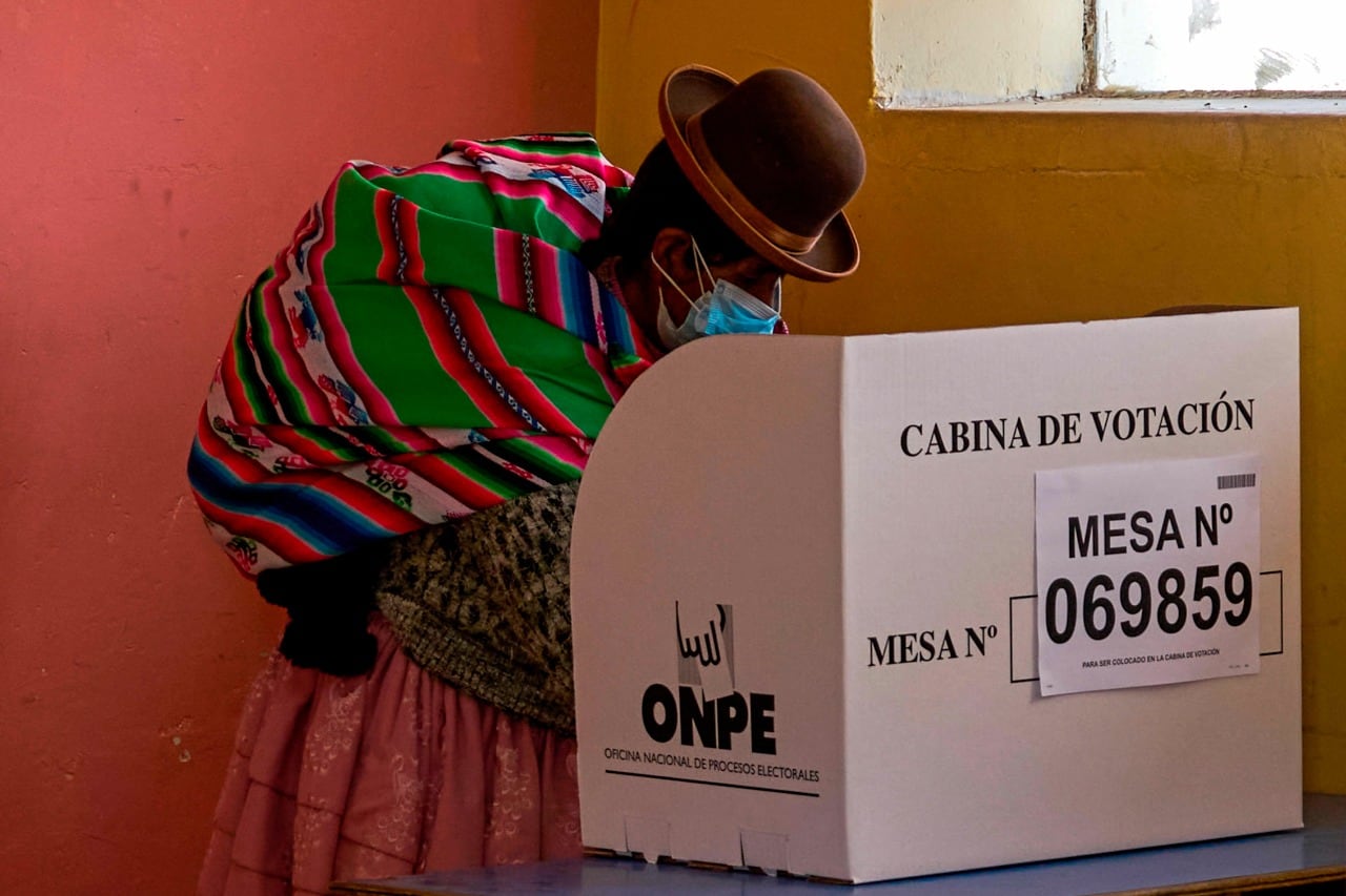 Una mujer aymara vota en Plateria, departamento de Puno.