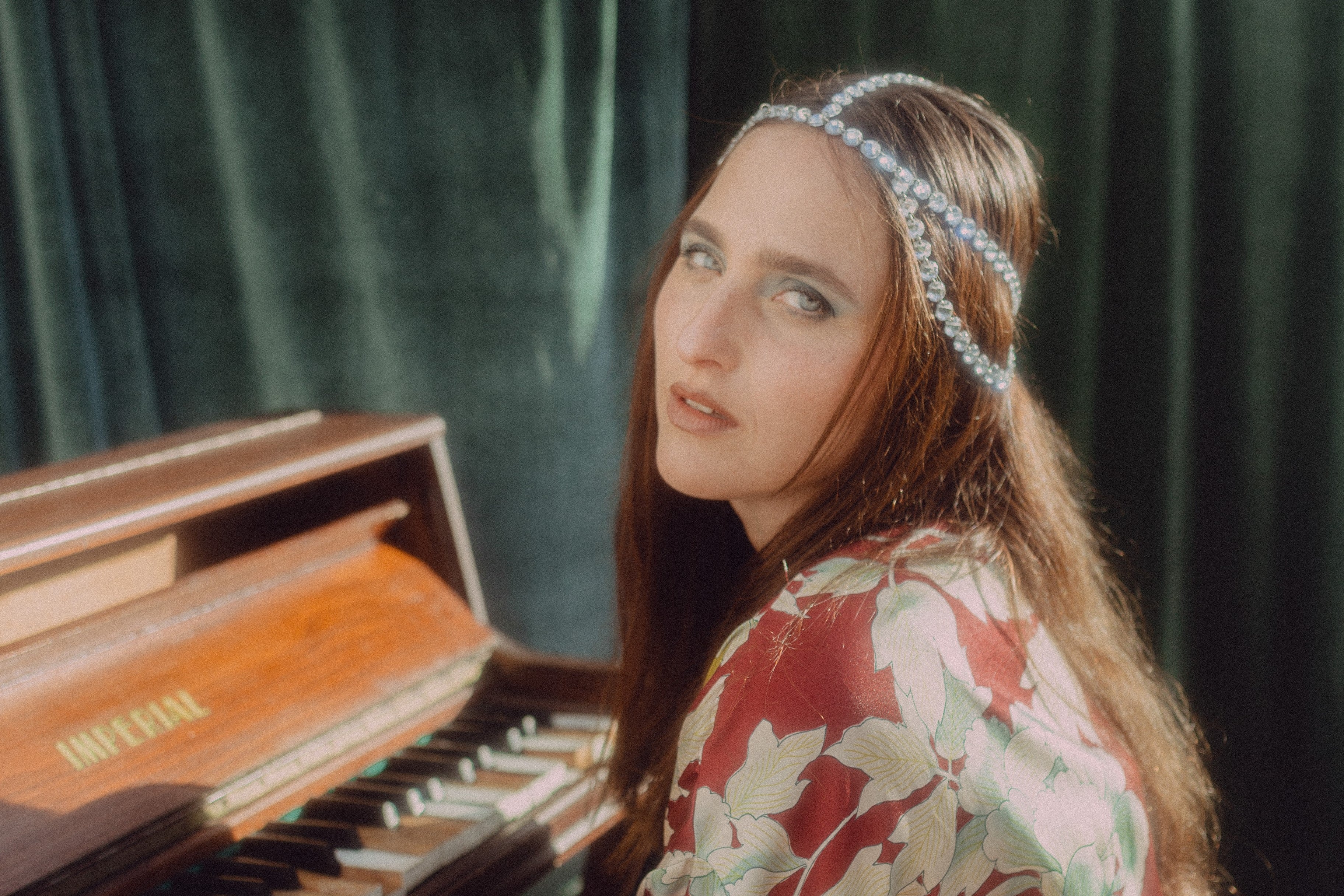 Sofía Vitola sacó Potra al piano, sesión con versiones de sus canciones Labio inferior y Te miento, acompañada del pianista Darío Jalfin