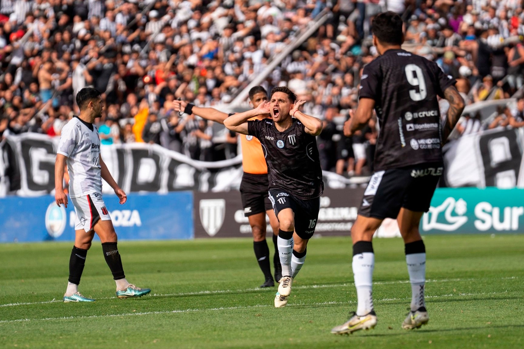 Fermín Antonini festeja el gol que le aseguró el pasaje a la final al Lobo mendocino