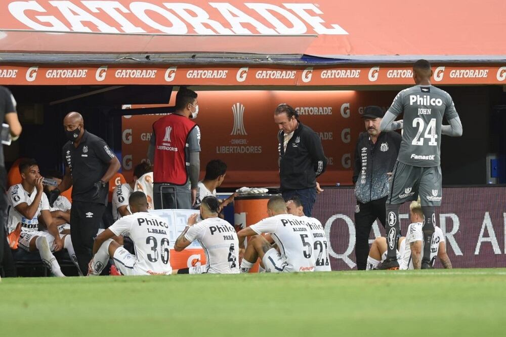 El plantel de Santos no regresó al vestuario durante el entretiempo.