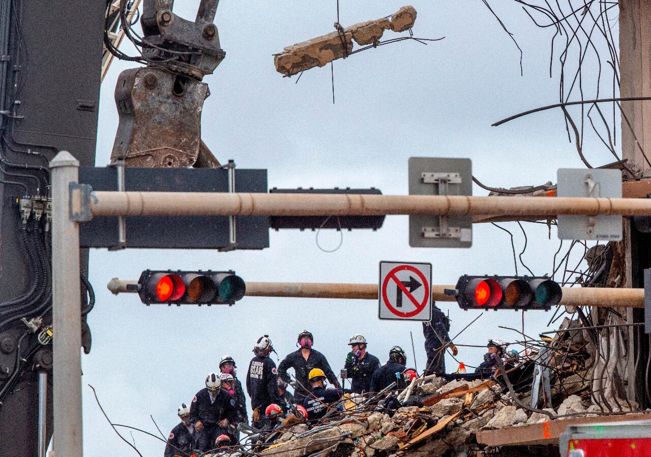 Las tareas de rescate en el edificio que se derrumbó en Miami fueron suspendidas ante el peligro de un nuevo colapso.