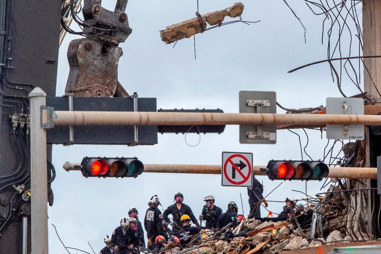 Las tareas de rescate en el edificio que se derrumbó en Miami fueron suspendidas ante el peligro de un nuevo colapso.