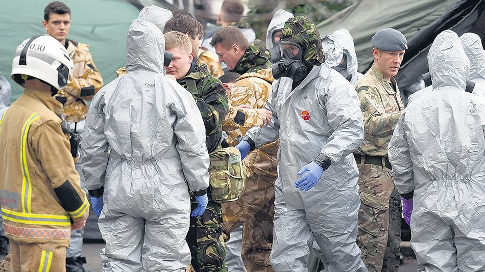Militares británicos en trajes especiales inspeccionan el auto de Skripal después del ataque químico.