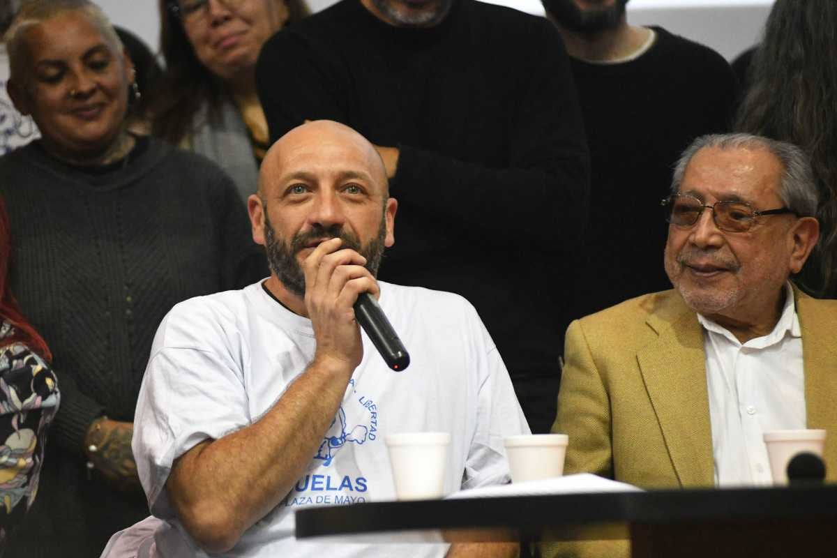 Miguel Santucho y Julio Santucho, tras el anuncio de la restitución del nieto 133.