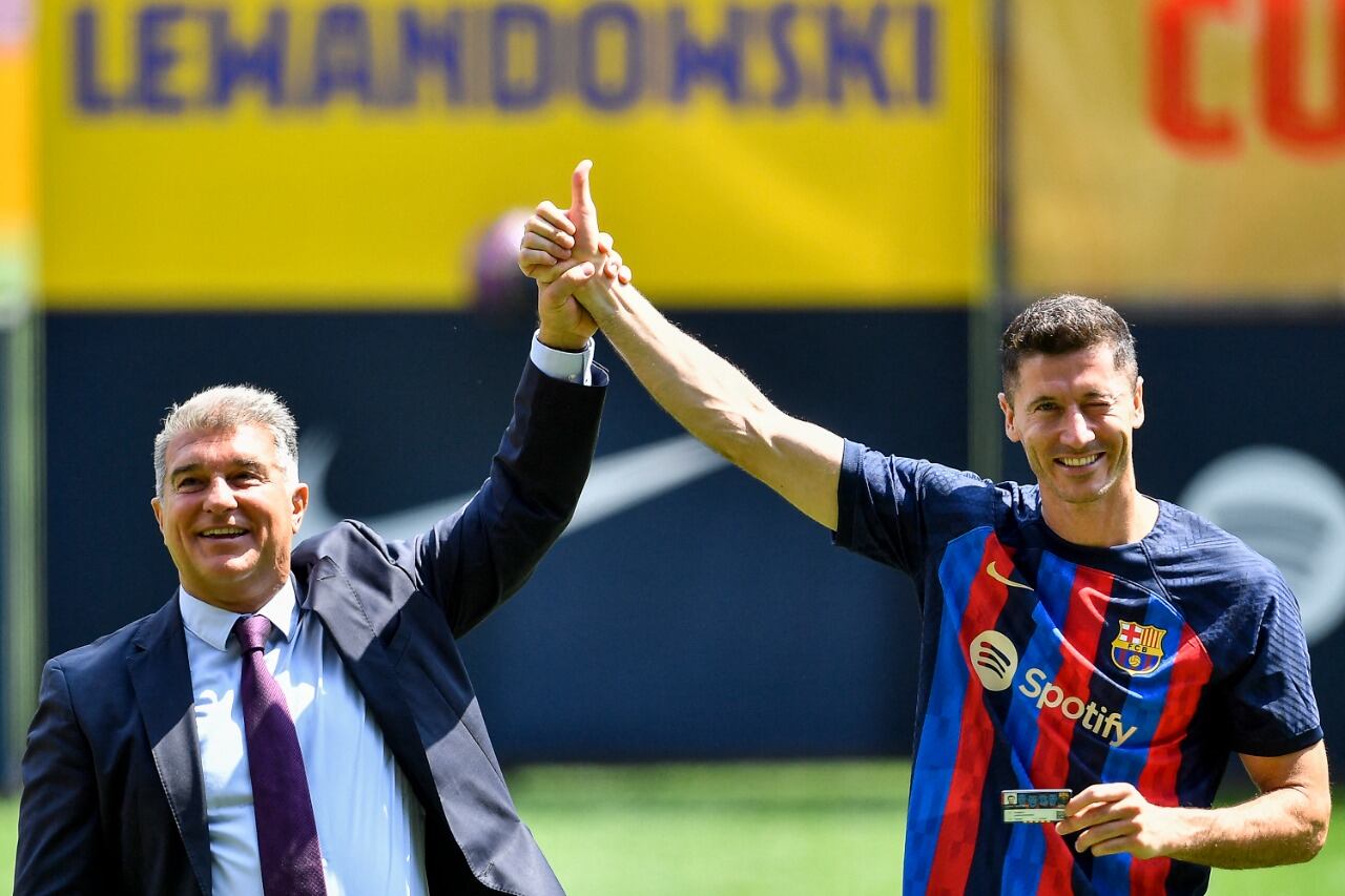Joan Laporta y Robert Lewandowski, durante la presentación.